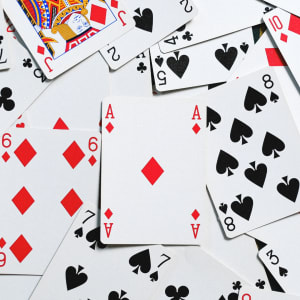 Strategie i techniki liczenia kart w pokerze